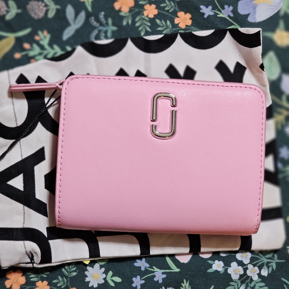 Marc Jacobs leather wallet in Fluro Pink 🩷